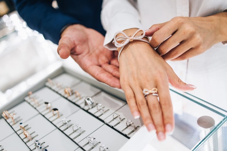 how to choose an engagement ring that stands out